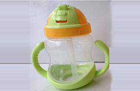 玗琪學(xué)飲杯